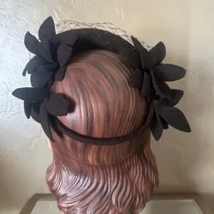 IMPRESSIVE 1930\'S TILT FELT HAT WITH FELT FLOWERS, O RING AND VEIL Accessories | Impressive 193s Tilt Felt Hat With Felt  main image 2